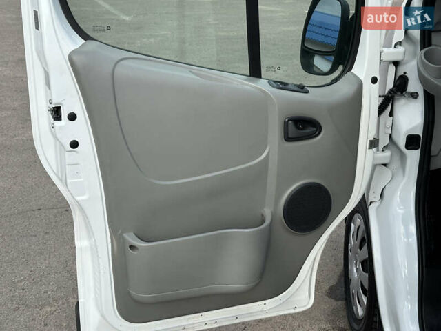 Белый Рено Трафик, объемом двигателя 2 л и пробегом 253 тыс. км за 10700 $, фото 16 на Automoto.ua