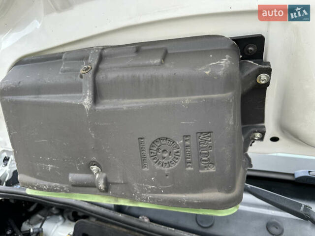 Белый Рено Трафик, объемом двигателя 2 л и пробегом 253 тыс. км за 10700 $, фото 41 на Automoto.ua