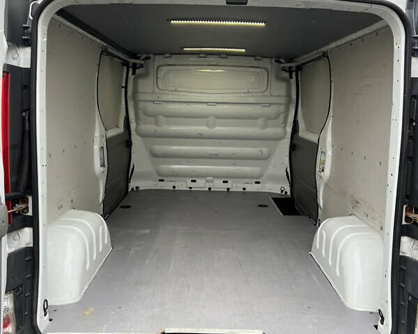 Белый Рено Трафик, объемом двигателя 2 л и пробегом 234 тыс. км за 12100 $, фото 6 на Automoto.ua