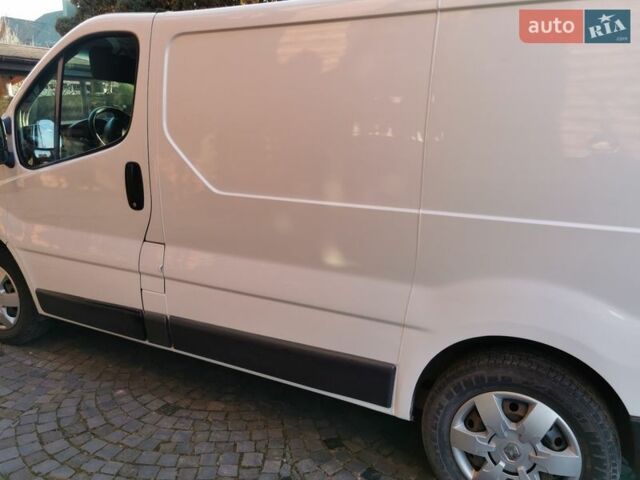 Белый Рено Трафик, объемом двигателя 2 л и пробегом 299 тыс. км за 11000 $, фото 3 на Automoto.ua