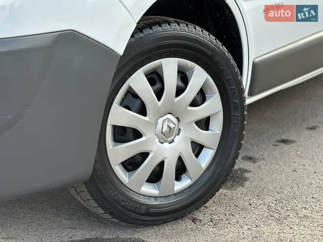 Белый Рено Трафик, объемом двигателя 2 л и пробегом 253 тыс. км за 10700 $, фото 2 на Automoto.ua