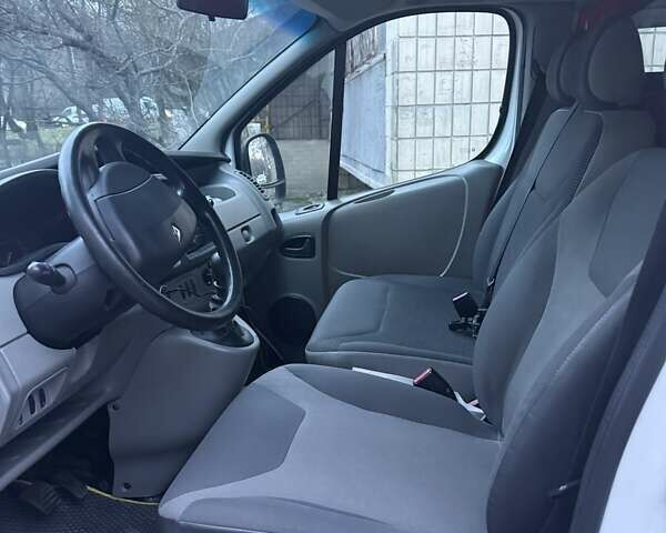 Белый Рено Трафик, объемом двигателя 2 л и пробегом 275 тыс. км за 13000 $, фото 4 на Automoto.ua