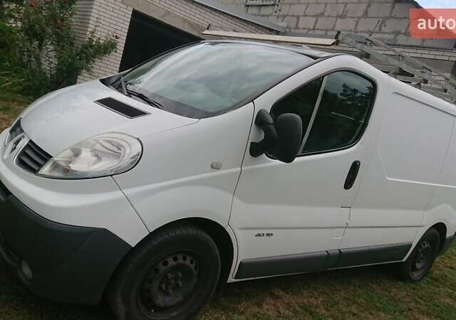 Белый Рено Трафик, объемом двигателя 2 л и пробегом 300 тыс. км за 10100 $, фото 3 на Automoto.ua