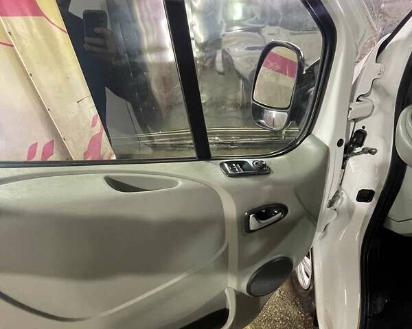 Белый Рено Трафик, объемом двигателя 2 л и пробегом 255 тыс. км за 10500 $, фото 47 на Automoto.ua