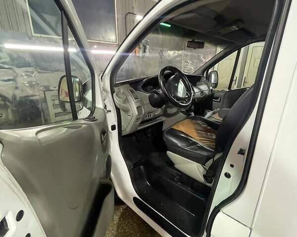 Белый Рено Трафик, объемом двигателя 2 л и пробегом 255 тыс. км за 10500 $, фото 48 на Automoto.ua