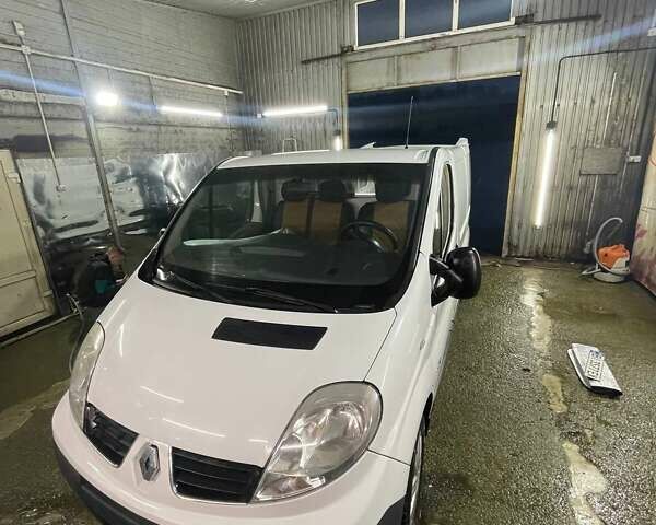 Белый Рено Трафик, объемом двигателя 2 л и пробегом 255 тыс. км за 10500 $, фото 1 на Automoto.ua