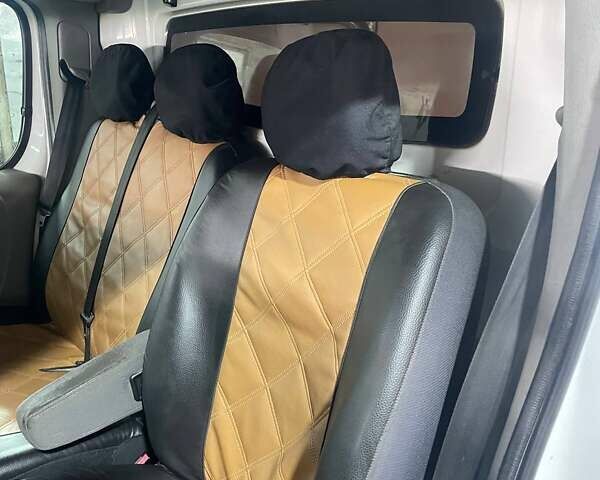 Белый Рено Трафик, объемом двигателя 2 л и пробегом 255 тыс. км за 10500 $, фото 39 на Automoto.ua