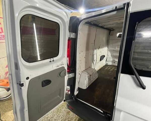 Белый Рено Трафик, объемом двигателя 2 л и пробегом 255 тыс. км за 10500 $, фото 49 на Automoto.ua