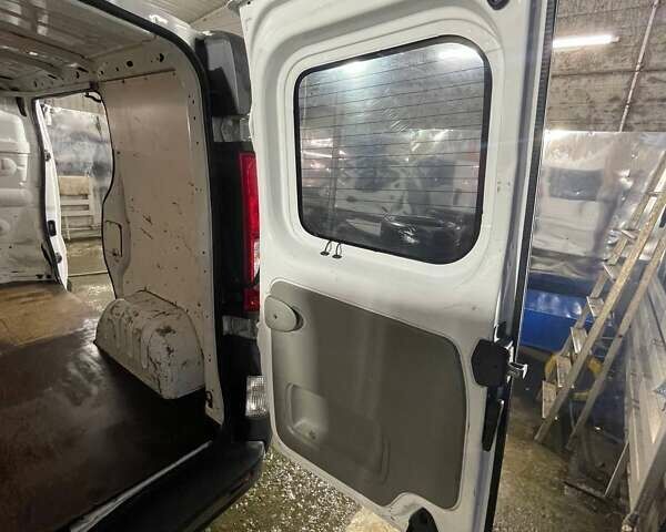 Белый Рено Трафик, объемом двигателя 2 л и пробегом 255 тыс. км за 10500 $, фото 40 на Automoto.ua