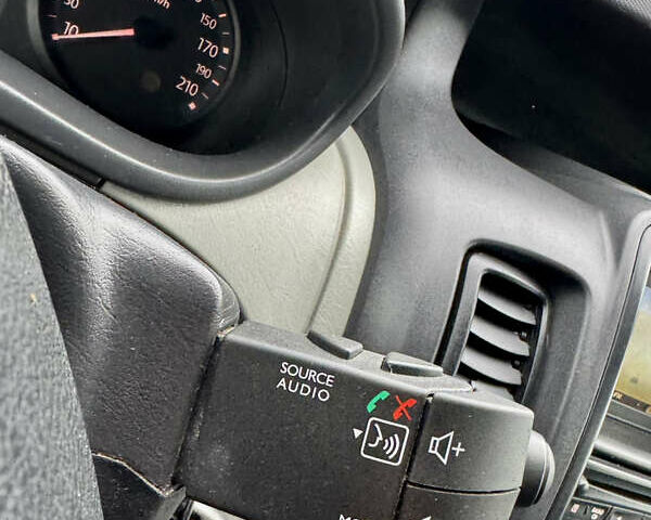 Белый Рено Трафик, объемом двигателя 2 л и пробегом 265 тыс. км за 12850 $, фото 24 на Automoto.ua