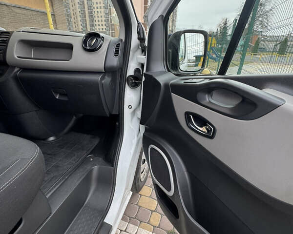 Белый Рено Трафик, объемом двигателя 1.6 л и пробегом 231 тыс. км за 11900 $, фото 14 на Automoto.ua