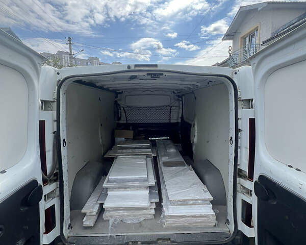 Белый Рено Трафик, объемом двигателя 1.6 л и пробегом 327 тыс. км за 12500 $, фото 6 на Automoto.ua