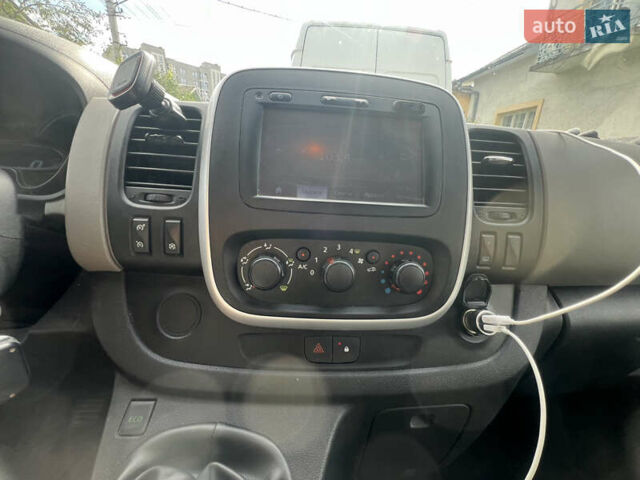 Белый Рено Трафик, объемом двигателя 1.6 л и пробегом 327 тыс. км за 12500 $, фото 7 на Automoto.ua