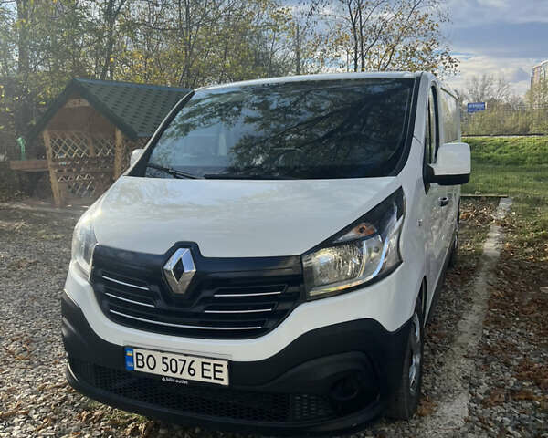 Белый Рено Трафик, объемом двигателя 1.6 л и пробегом 327 тыс. км за 12500 $, фото 1 на Automoto.ua