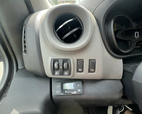 Белый Рено Трафик, объемом двигателя 1.6 л и пробегом 327 тыс. км за 12500 $, фото 8 на Automoto.ua