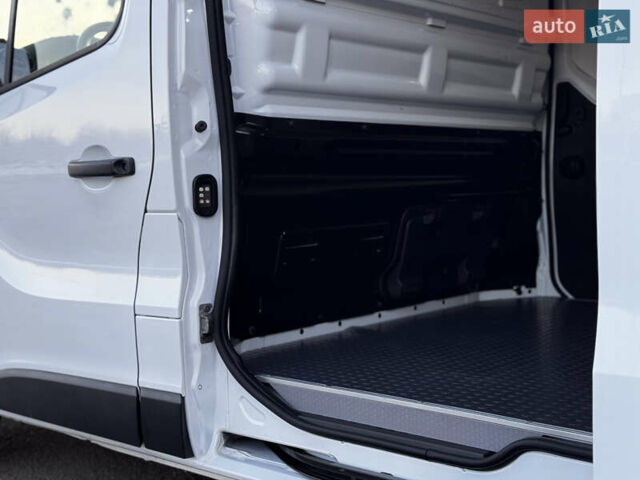 Белый Рено Трафик, объемом двигателя 1.6 л и пробегом 250 тыс. км за 13500 $, фото 27 на Automoto.ua