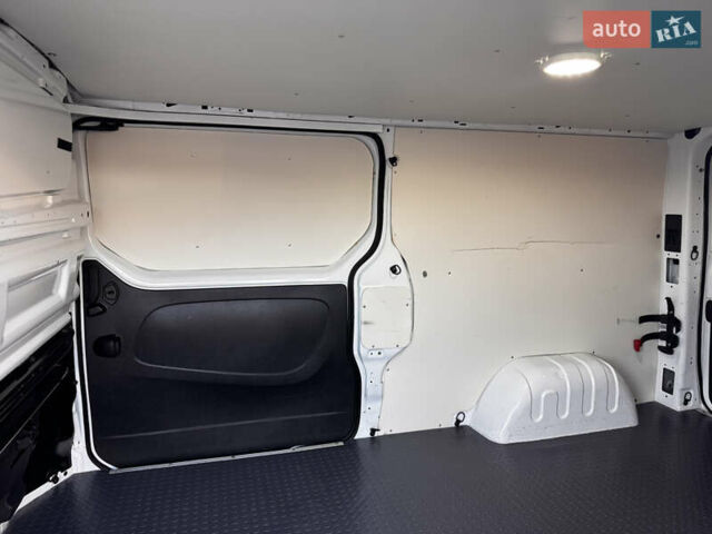 Белый Рено Трафик, объемом двигателя 1.6 л и пробегом 250 тыс. км за 13500 $, фото 28 на Automoto.ua