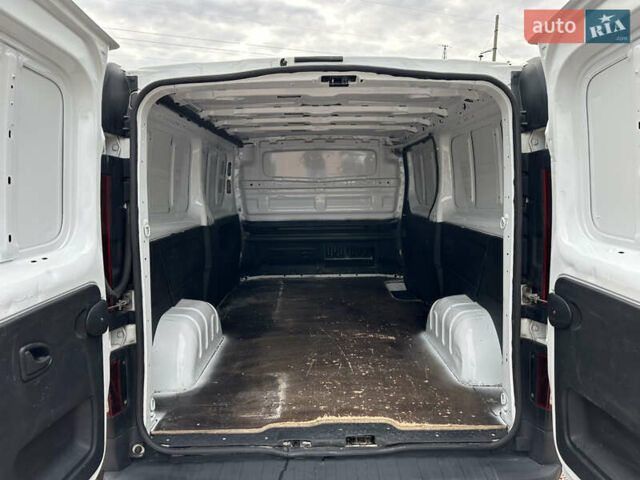 Белый Рено Трафик, объемом двигателя 1.6 л и пробегом 225 тыс. км за 13300 $, фото 24 на Automoto.ua