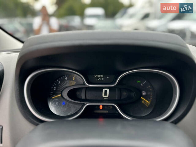 Белый Рено Трафик, объемом двигателя 1.6 л и пробегом 225 тыс. км за 13300 $, фото 16 на Automoto.ua