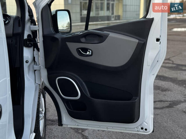 Белый Рено Трафик, объемом двигателя 1.6 л и пробегом 250 тыс. км за 13500 $, фото 63 на Automoto.ua