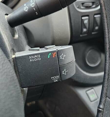 Білий Рено Трафік, об'ємом двигуна 1.6 л та пробігом 300 тис. км за 10000 $, фото 8 на Automoto.ua