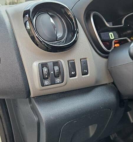 Білий Рено Трафік, об'ємом двигуна 1.6 л та пробігом 300 тис. км за 10000 $, фото 4 на Automoto.ua