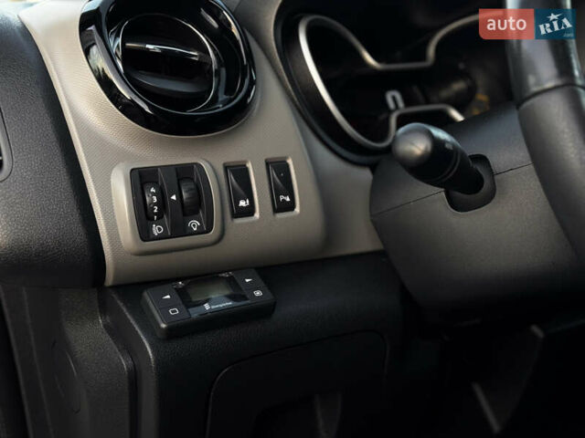 Белый Рено Трафик, объемом двигателя 1.6 л и пробегом 250 тыс. км за 13500 $, фото 53 на Automoto.ua