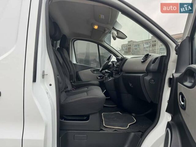 Белый Рено Трафик, объемом двигателя 1.6 л и пробегом 236 тыс. км за 13600 $, фото 9 на Automoto.ua