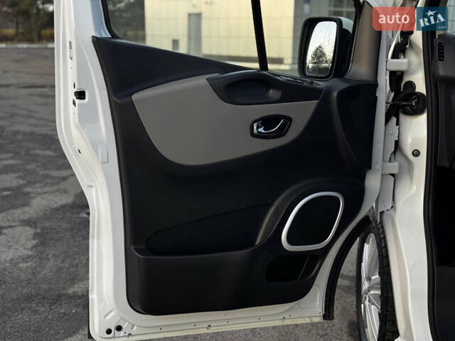 Белый Рено Трафик, объемом двигателя 1.6 л и пробегом 250 тыс. км за 13500 $, фото 49 на Automoto.ua