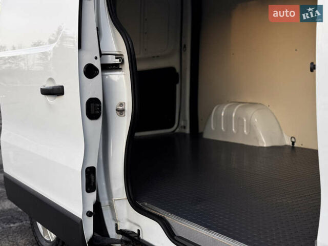 Белый Рено Трафик, объемом двигателя 1.6 л и пробегом 250 тыс. км за 13500 $, фото 31 на Automoto.ua