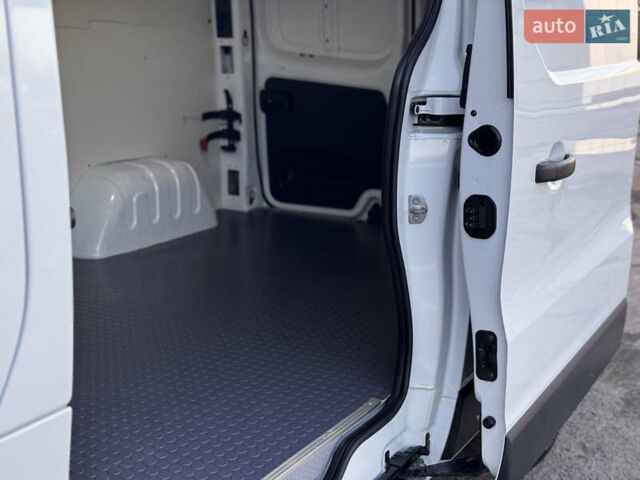Белый Рено Трафик, объемом двигателя 1.6 л и пробегом 250 тыс. км за 13500 $, фото 26 на Automoto.ua