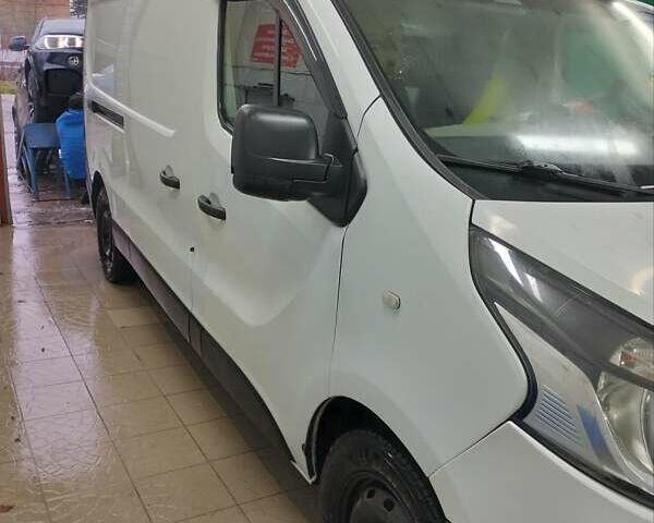 Белый Рено Трафик, объемом двигателя 1.6 л и пробегом 270 тыс. км за 11000 $, фото 2 на Automoto.ua