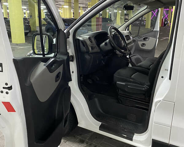 Белый Рено Трафик, объемом двигателя 1.6 л и пробегом 173 тыс. км за 11700 $, фото 11 на Automoto.ua