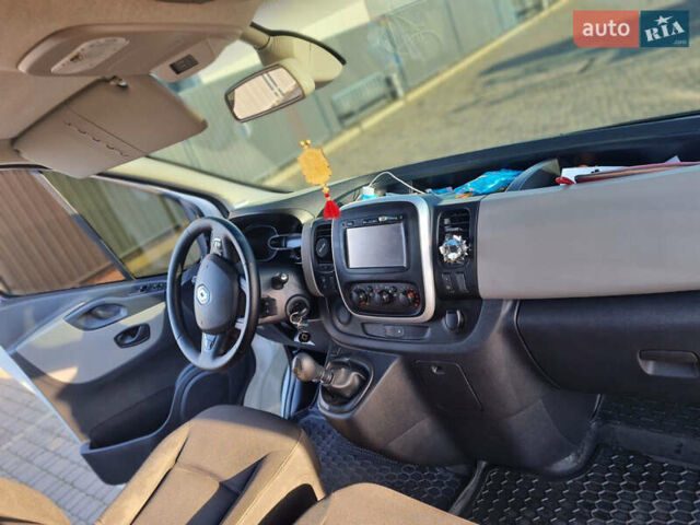 Белый Рено Трафик, объемом двигателя 1.6 л и пробегом 155 тыс. км за 15000 $, фото 2 на Automoto.ua