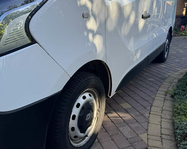 Белый Рено Трафик, объемом двигателя 1.6 л и пробегом 170 тыс. км за 12000 $, фото 3 на Automoto.ua