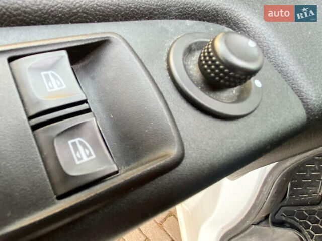 Белый Рено Трафик, объемом двигателя 1.6 л и пробегом 140 тыс. км за 14999 $, фото 21 на Automoto.ua