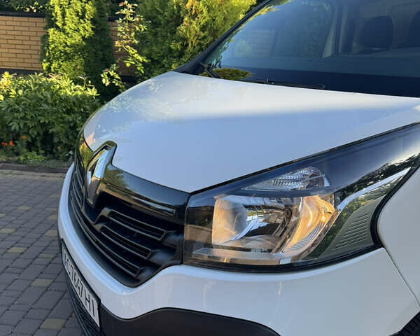 Белый Рено Трафик, объемом двигателя 1.6 л и пробегом 170 тыс. км за 12000 $, фото 4 на Automoto.ua