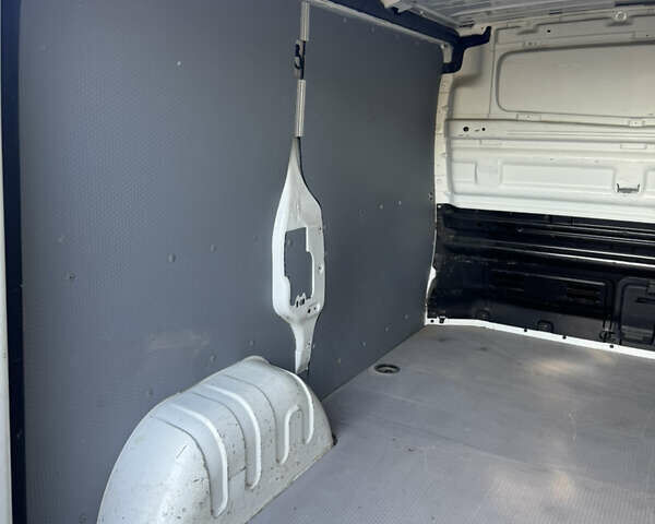 Белый Рено Трафик, объемом двигателя 1.6 л и пробегом 170 тыс. км за 12000 $, фото 9 на Automoto.ua