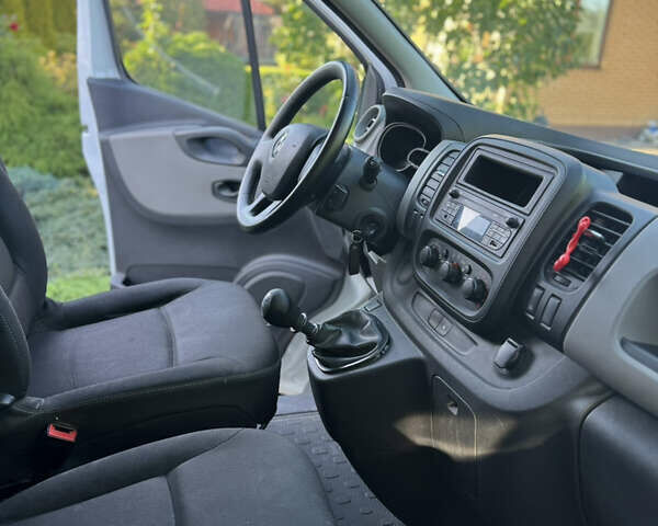 Белый Рено Трафик, объемом двигателя 1.6 л и пробегом 170 тыс. км за 12000 $, фото 6 на Automoto.ua