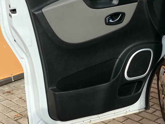 Белый Рено Трафик, объемом двигателя 1.6 л и пробегом 140 тыс. км за 14999 $, фото 20 на Automoto.ua