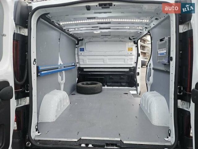 Белый Рено Трафик, объемом двигателя 1.6 л и пробегом 165 тыс. км за 15300 $, фото 20 на Automoto.ua