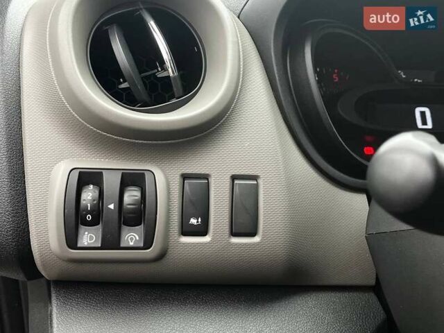 Белый Рено Трафик, объемом двигателя 1.6 л и пробегом 174 тыс. км за 15999 $, фото 16 на Automoto.ua