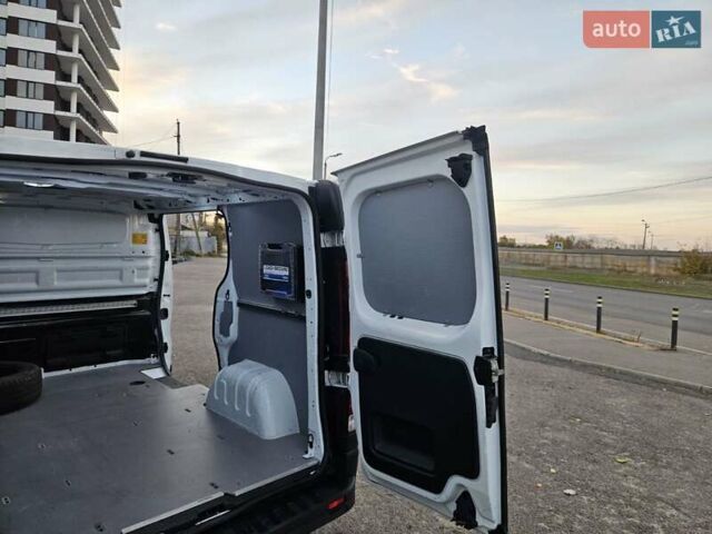 Белый Рено Трафик, объемом двигателя 1.6 л и пробегом 165 тыс. км за 15300 $, фото 22 на Automoto.ua