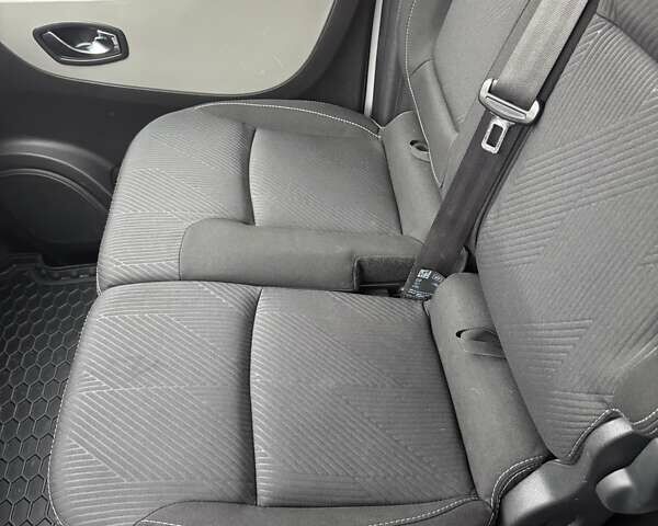 Білий Рено Трафік, об'ємом двигуна 1.6 л та пробігом 228 тис. км за 14800 $, фото 25 на Automoto.ua