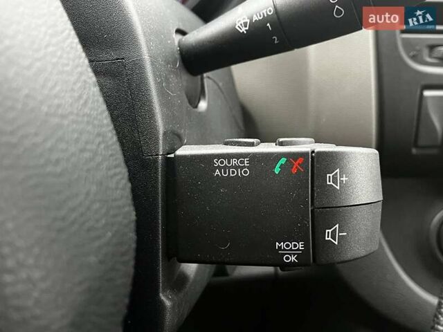 Белый Рено Трафик, объемом двигателя 1.6 л и пробегом 174 тыс. км за 15999 $, фото 21 на Automoto.ua