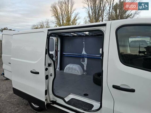 Белый Рено Трафик, объемом двигателя 1.6 л и пробегом 165 тыс. км за 15300 $, фото 21 на Automoto.ua