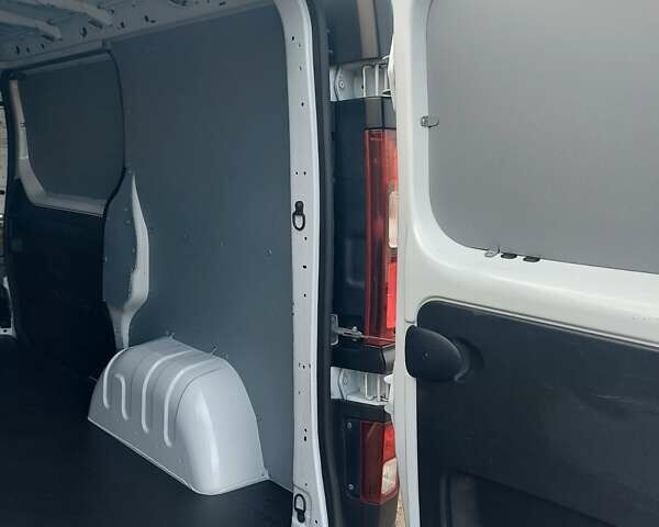 Белый Рено Трафик, объемом двигателя 2 л и пробегом 185 тыс. км за 17300 $, фото 29 на Automoto.ua