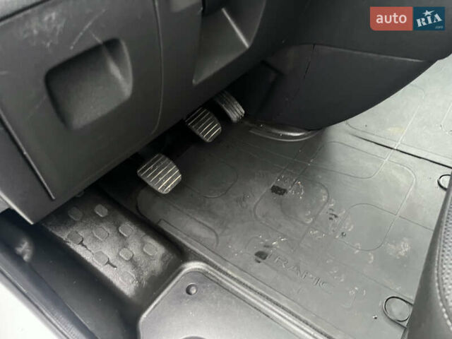 Белый Рено Трафик, объемом двигателя 2 л и пробегом 166 тыс. км за 16890 $, фото 30 на Automoto.ua