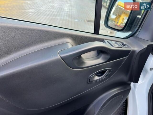 Білий Рено Трафік, об'ємом двигуна 2 л та пробігом 192 тис. км за 22000 $, фото 2 на Automoto.ua