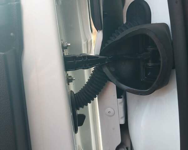 Белый Рено Трафик, объемом двигателя 2 л и пробегом 185 тыс. км за 17300 $, фото 36 на Automoto.ua